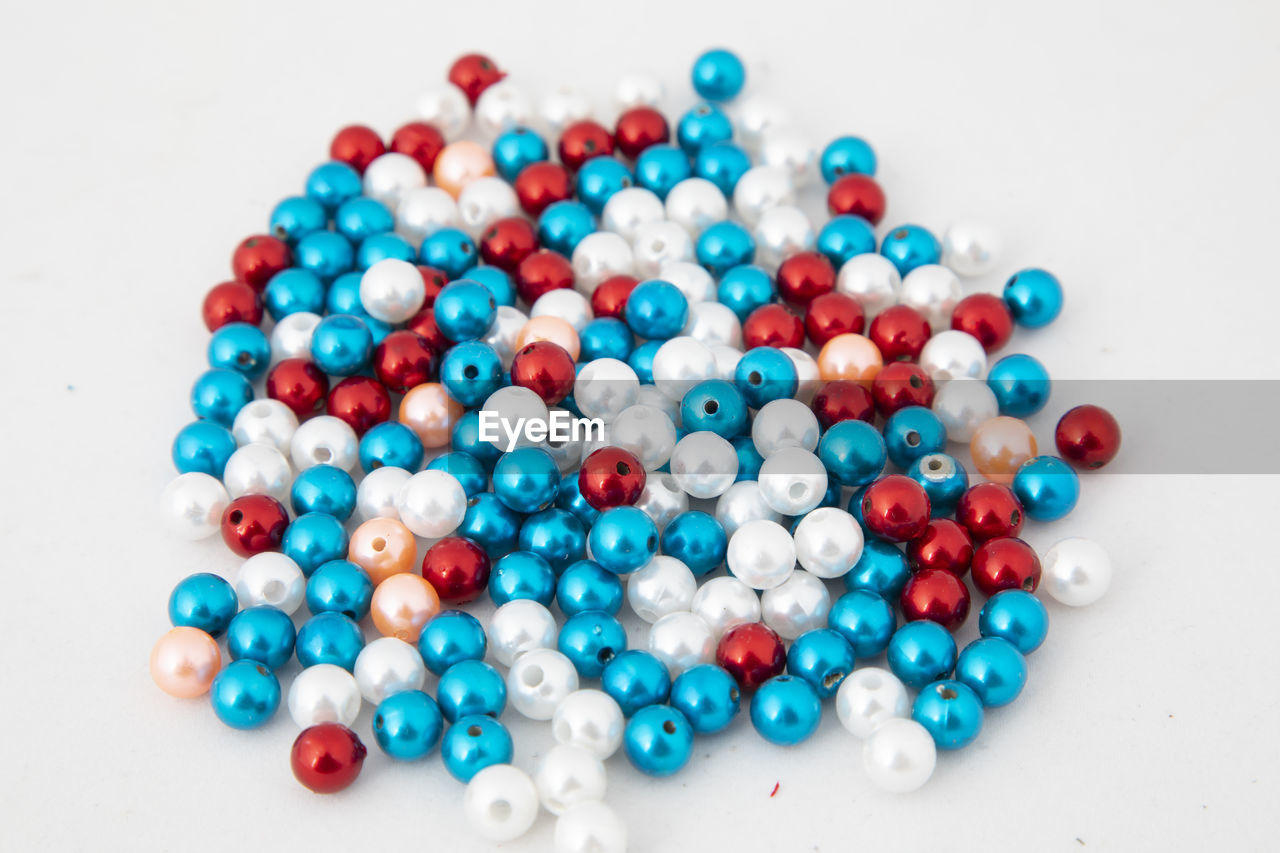 CLOSE-UP OF MULTI COLORED CANDIES ON TABLE