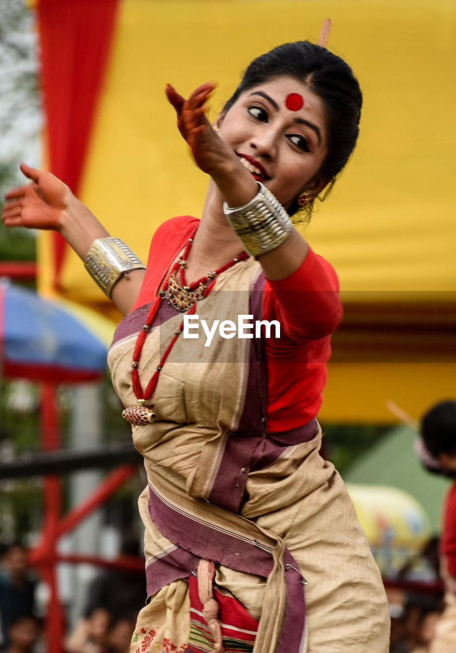 PORTRAIT OF A YOUNG WOMAN DANCING IN MUSIC CONCERT