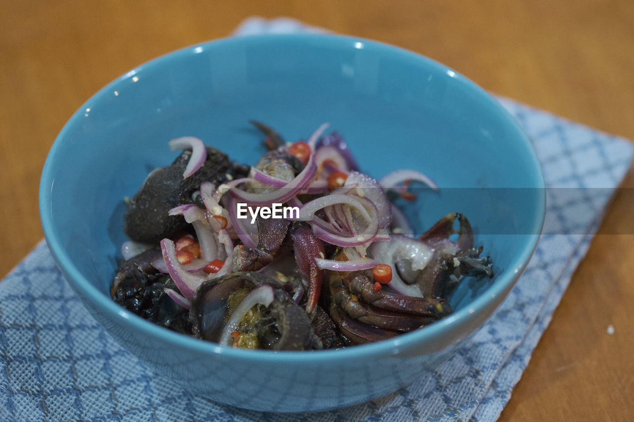 HIGH ANGLE VIEW OF MEAL IN BOWL