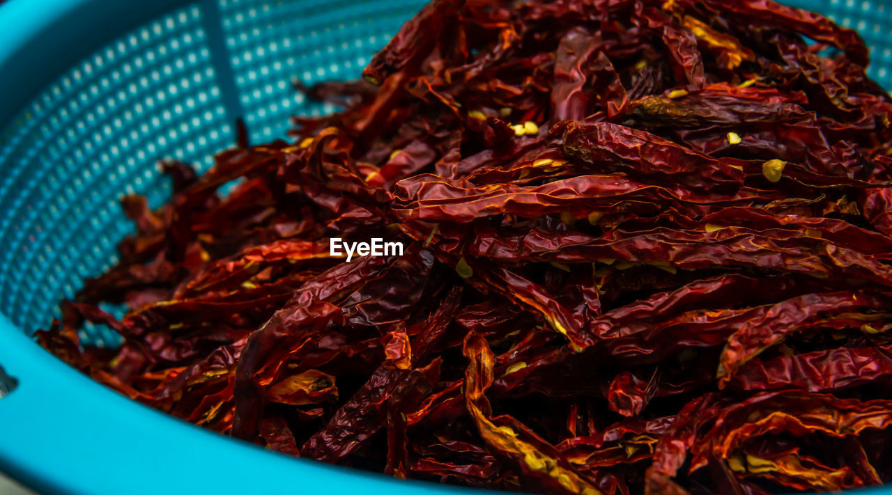 HIGH ANGLE VIEW OF DRIED LEAVES IN CONTAINER