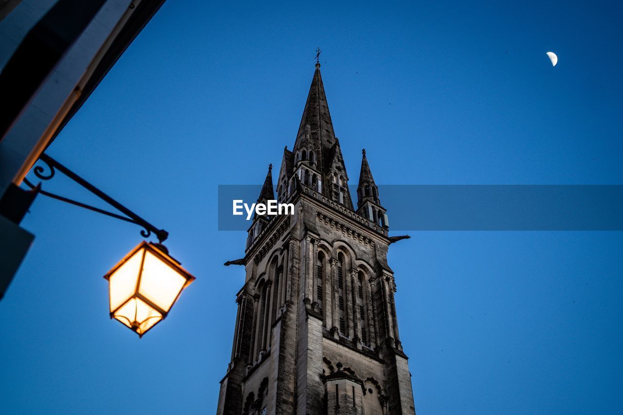 LOW ANGLE VIEW OF CLOCK TOWER AGAINST SKY