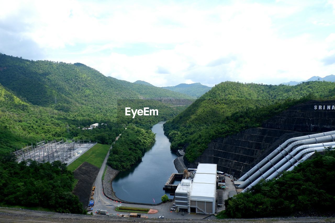 HIGH ANGLE VIEW OF MOUNTAIN ROAD AGAINST SKY