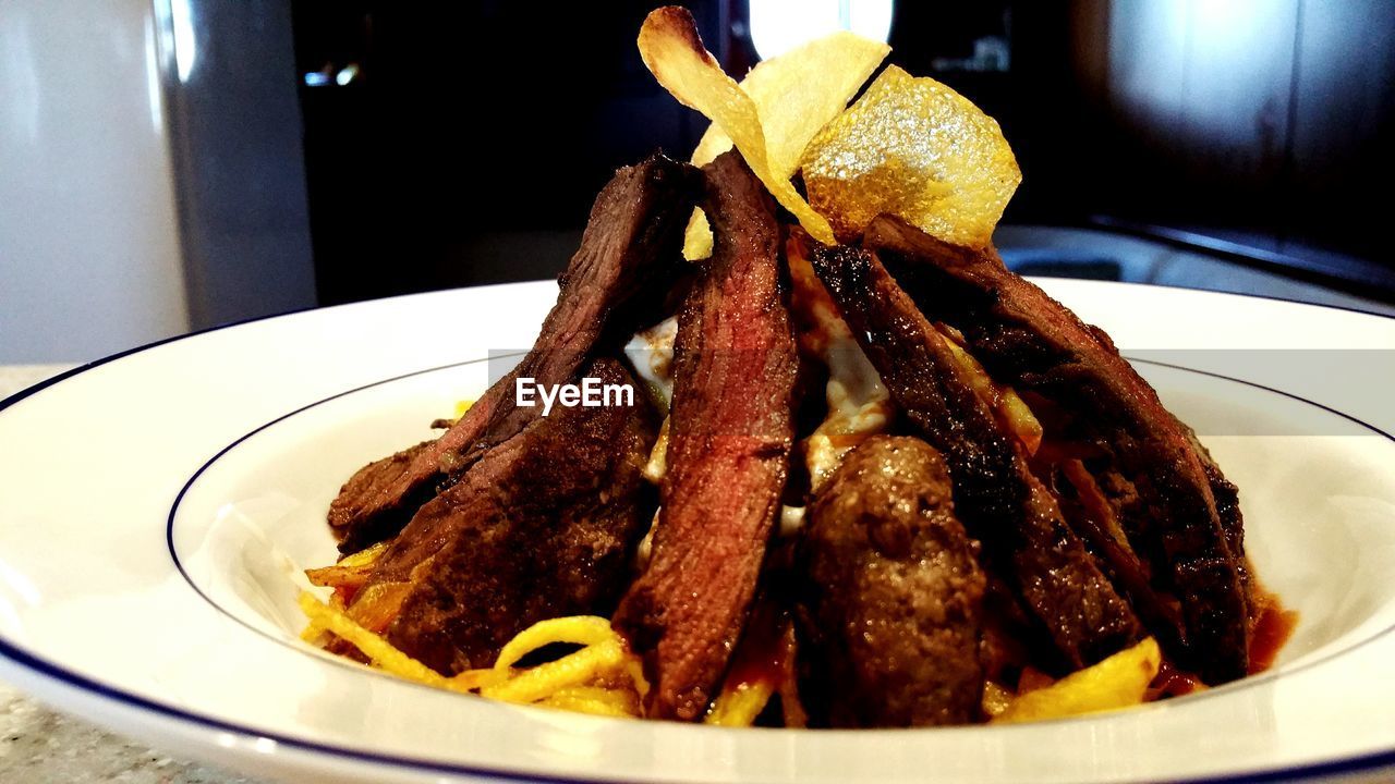 CLOSE-UP OF FOOD IN BOWL