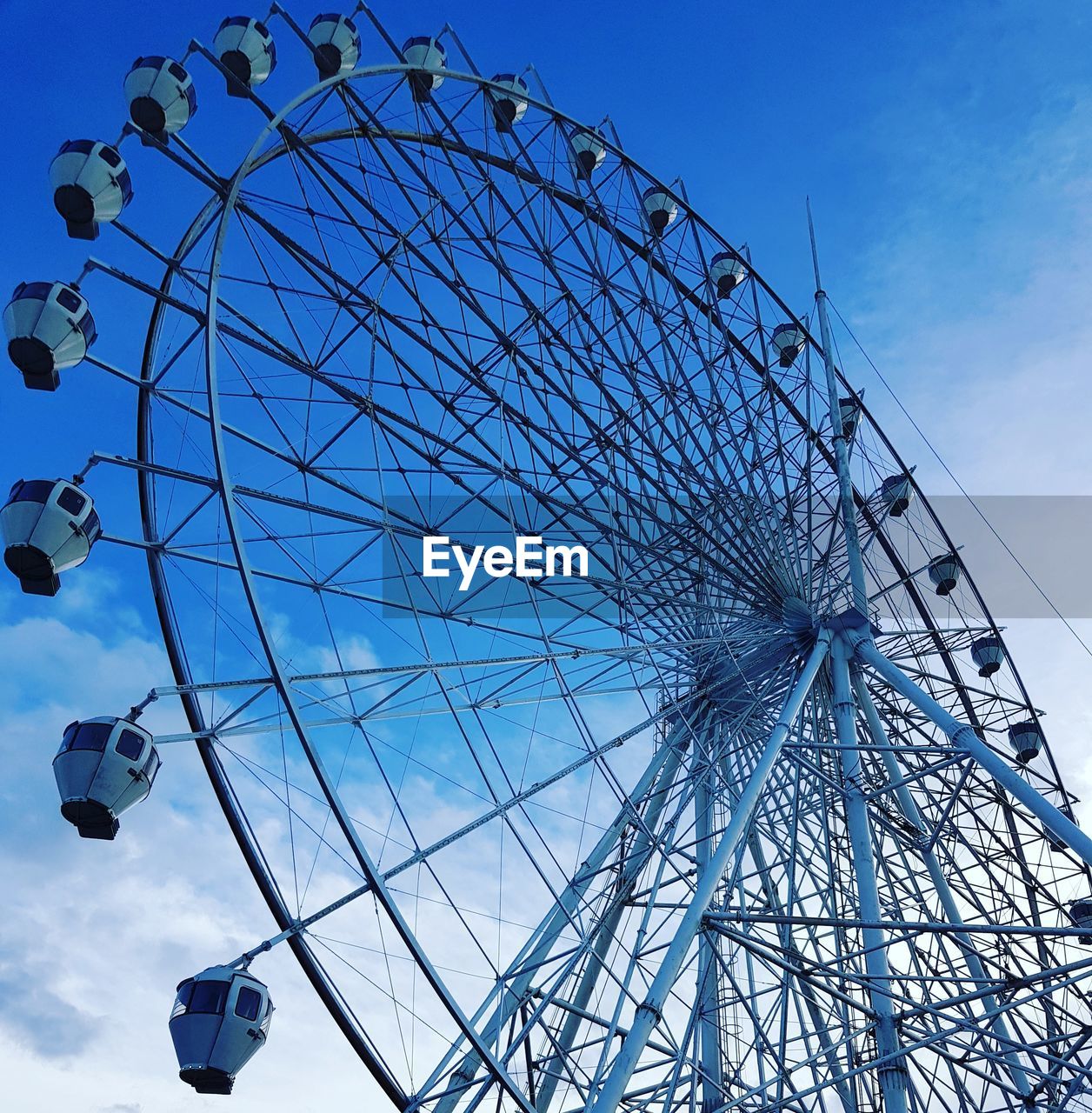 LOW ANGLE VIEW OF FERRIS WHEEL