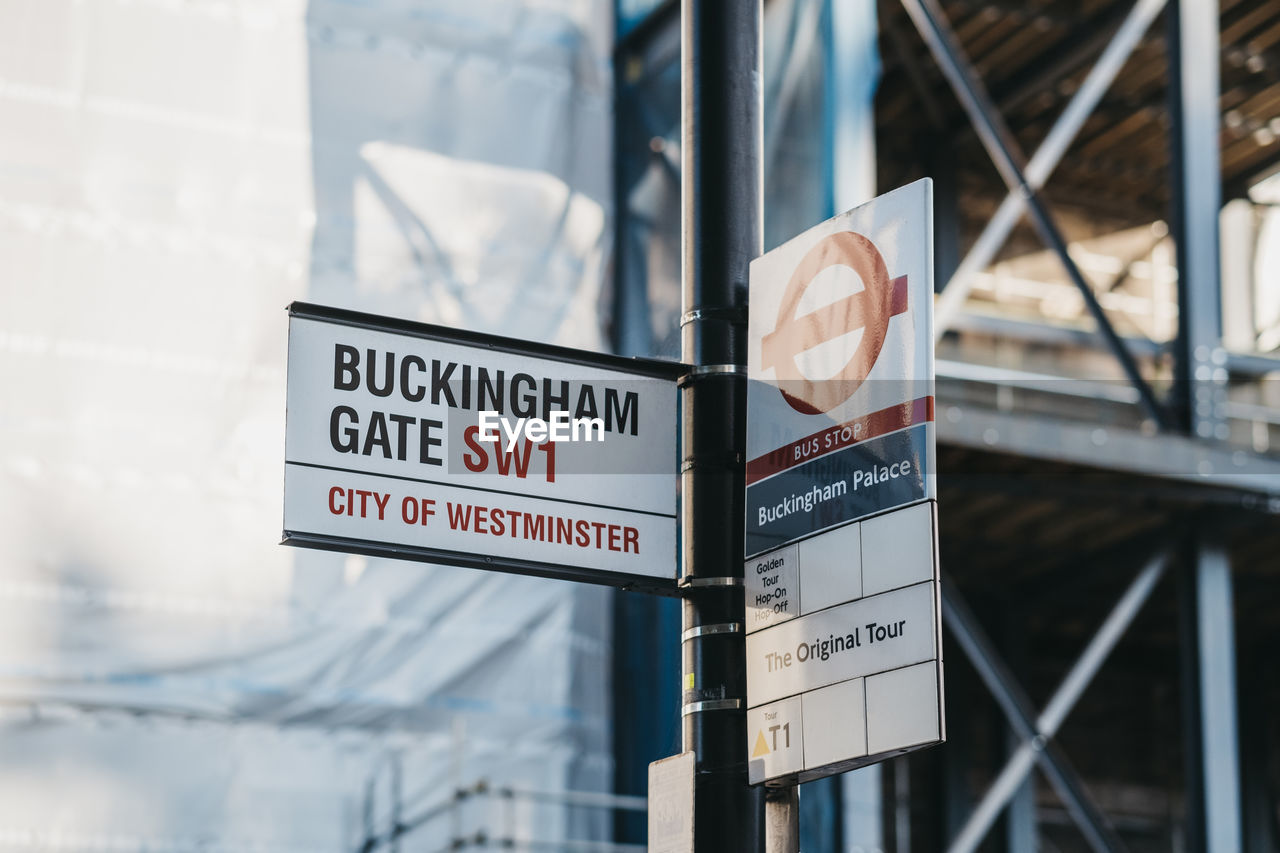 INFORMATION SIGN AGAINST BUILDING