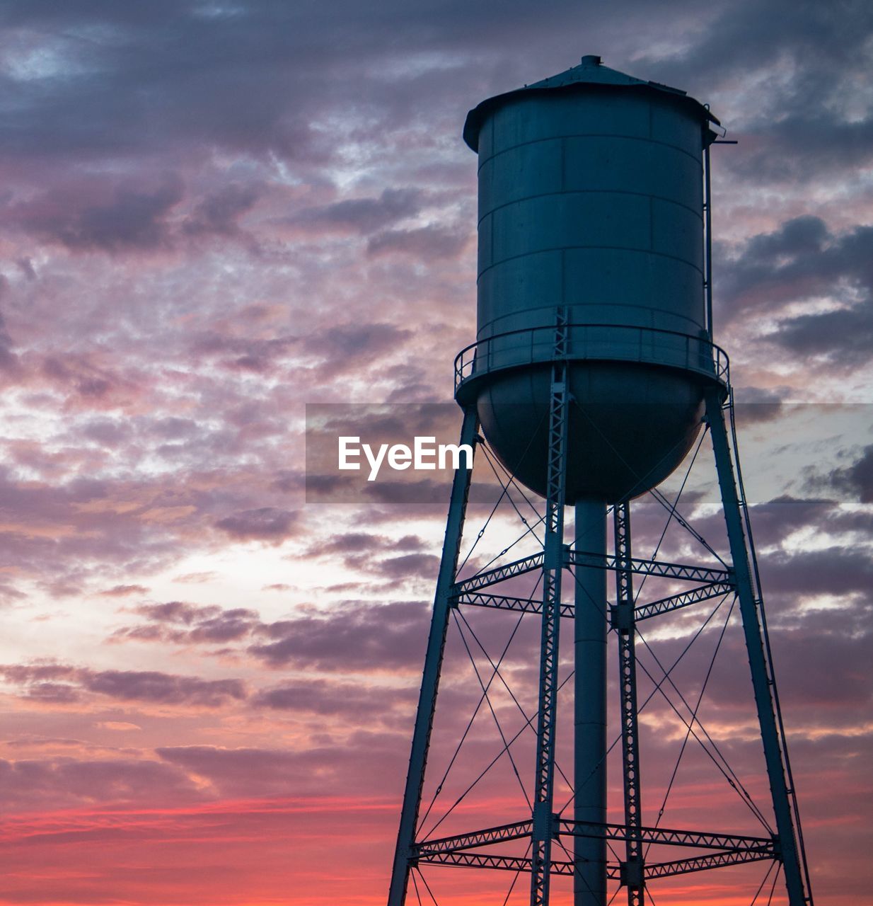 LOW ANGLE VIEW OF WATER TOWER AGAINST CLOUDY SKY