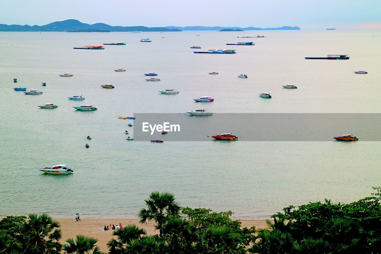 HIGH ANGLE VIEW OF BOATS IN BAY