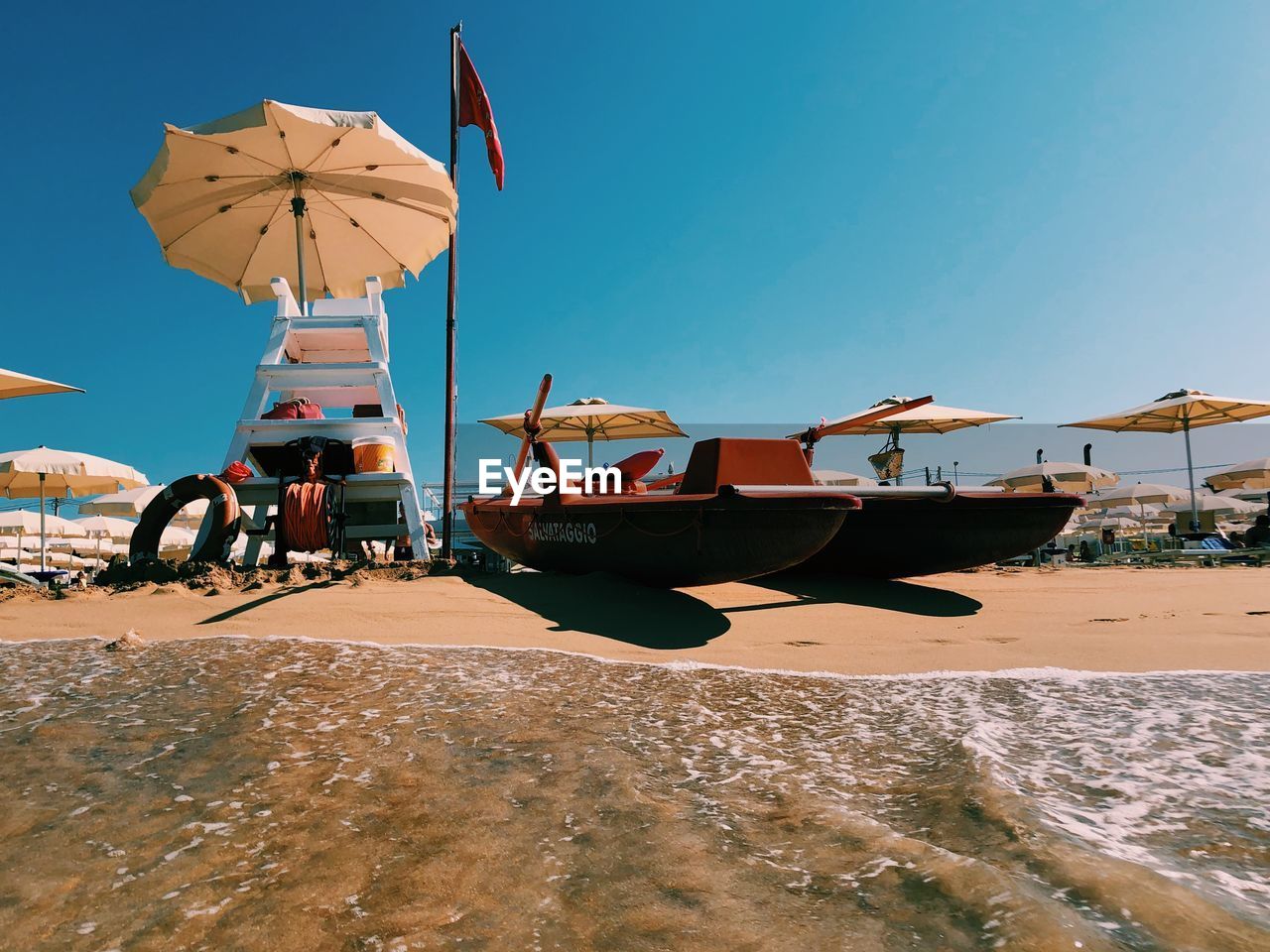 PEOPLE ON BEACH