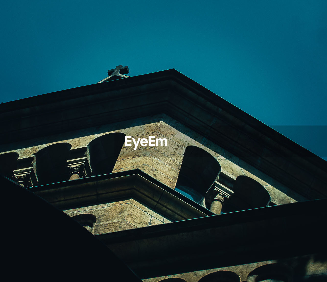 LOW ANGLE VIEW OF BIRD PERCHING ON ROOF