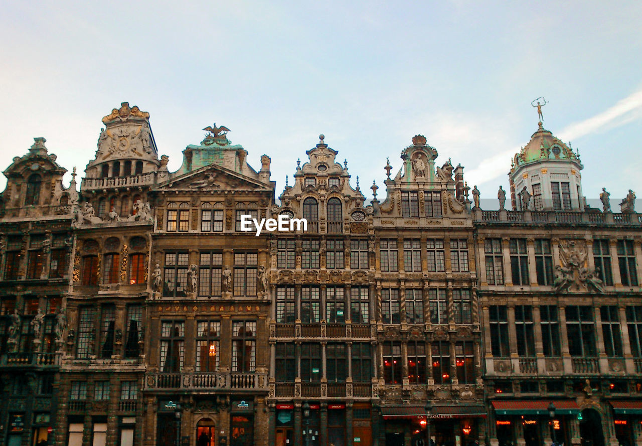 LOW ANGLE VIEW OF BUILDINGS AGAINST SKY