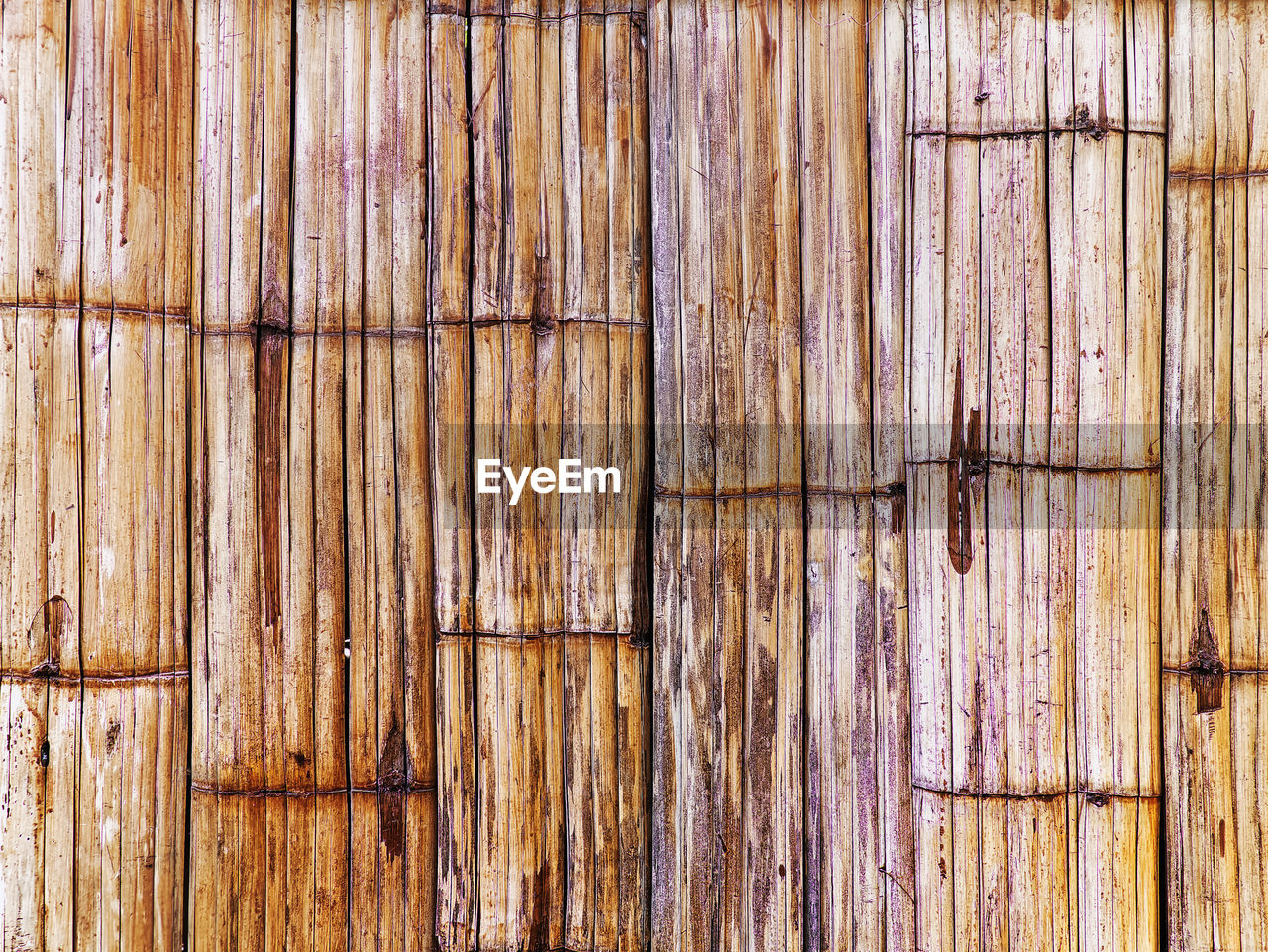 FULL FRAME SHOT OF WEATHERED WOOD