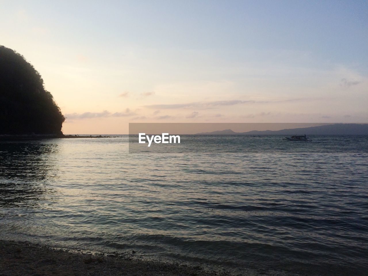 SCENIC VIEW OF SEA AGAINST SUNSET SKY