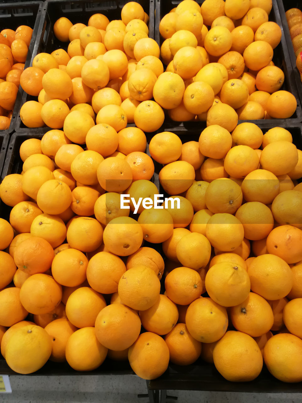 HIGH ANGLE VIEW OF ORANGES FOR SALE IN MARKET