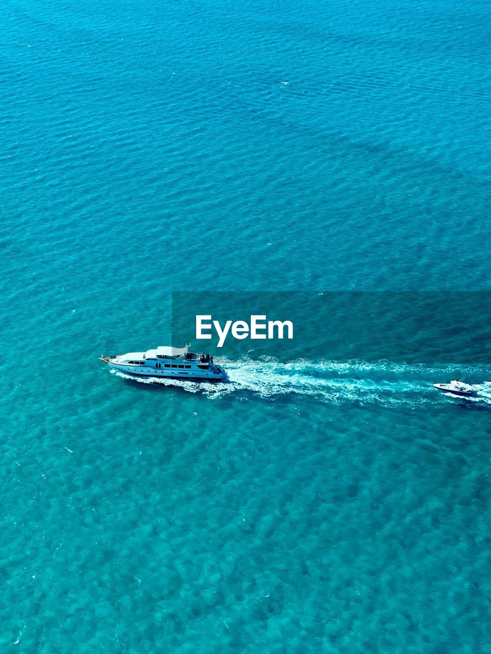 HIGH ANGLE VIEW OF BOAT IN SEA
