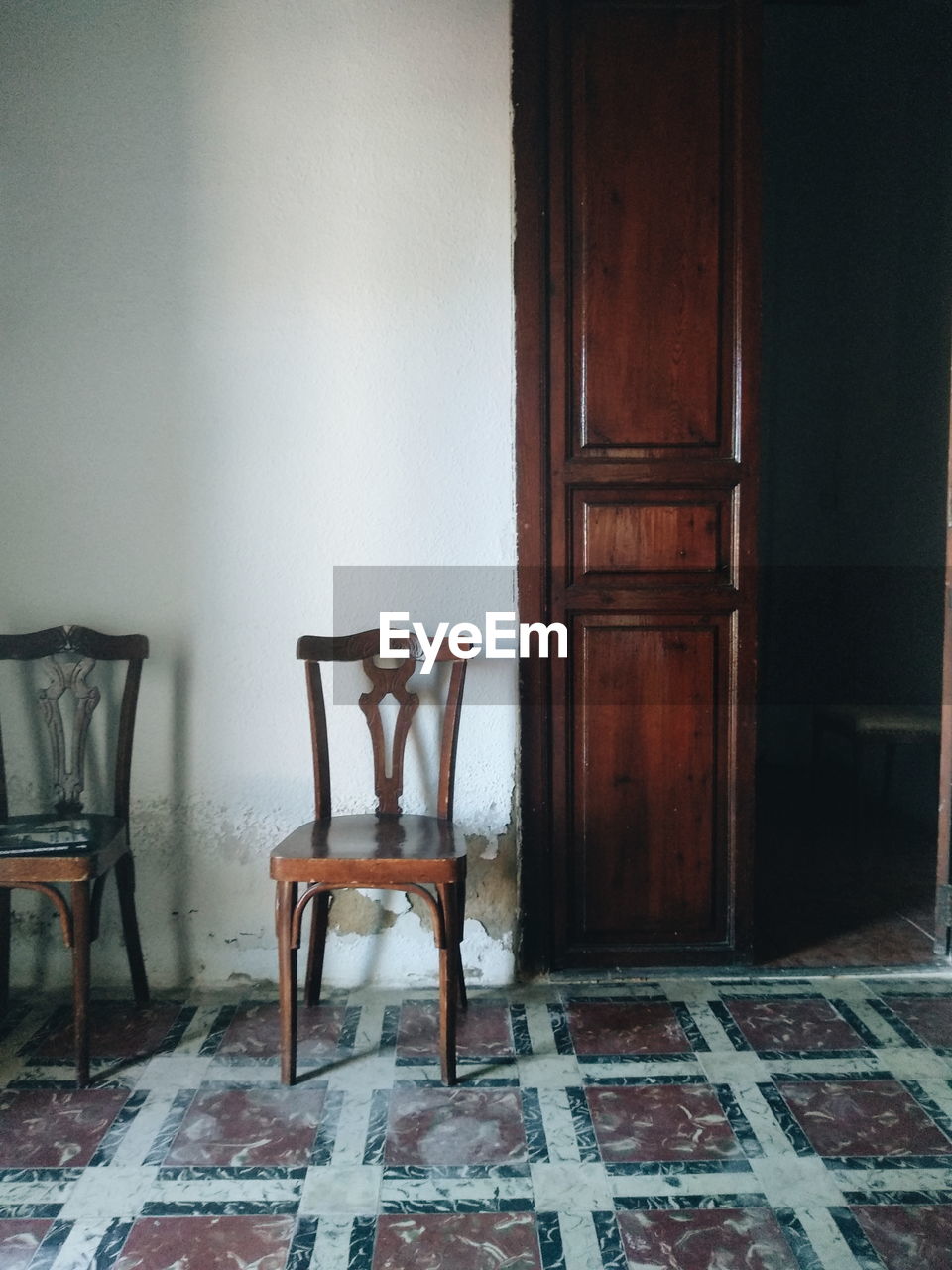 EMPTY CHAIRS AND TABLES IN HOUSE