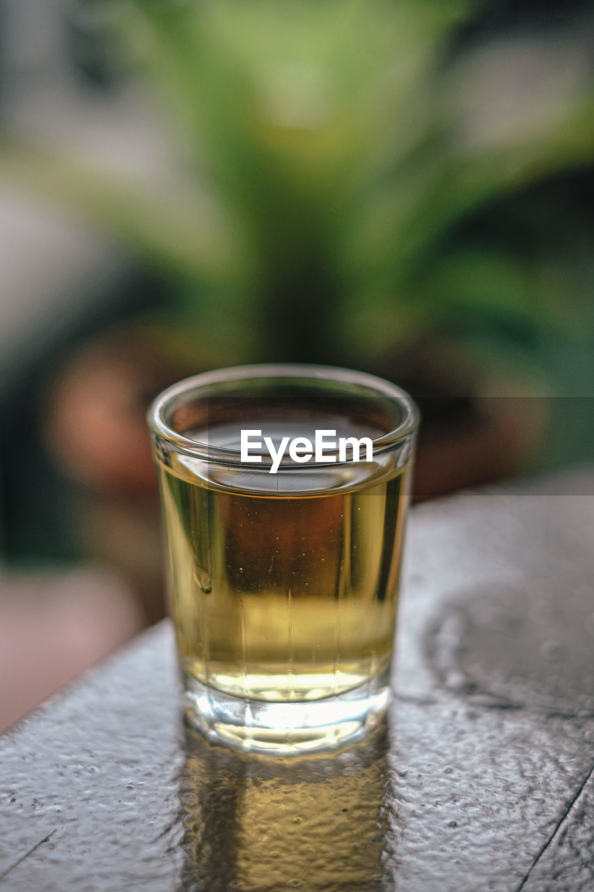 CLOSE-UP OF BEER IN GLASS