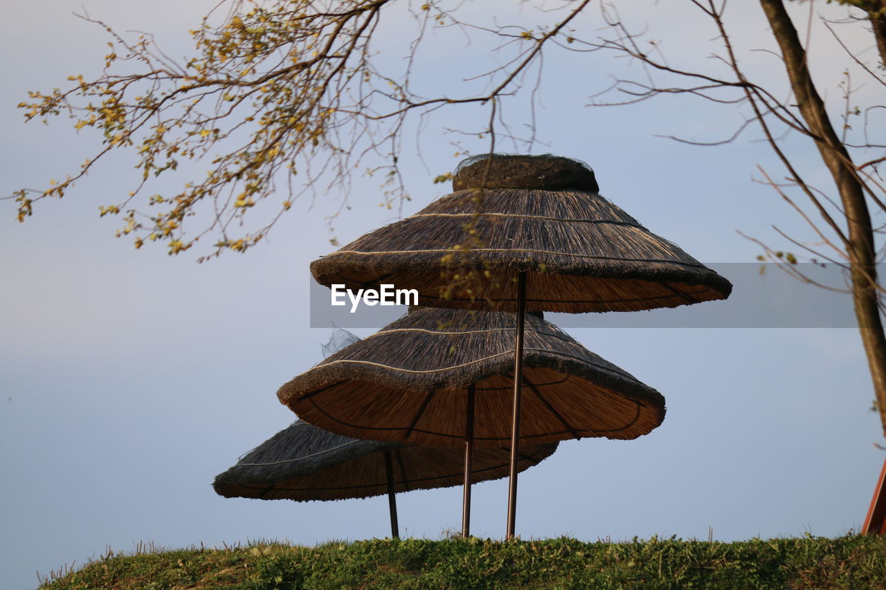 LOW ANGLE VIEW OF ROOF AGAINST SKY