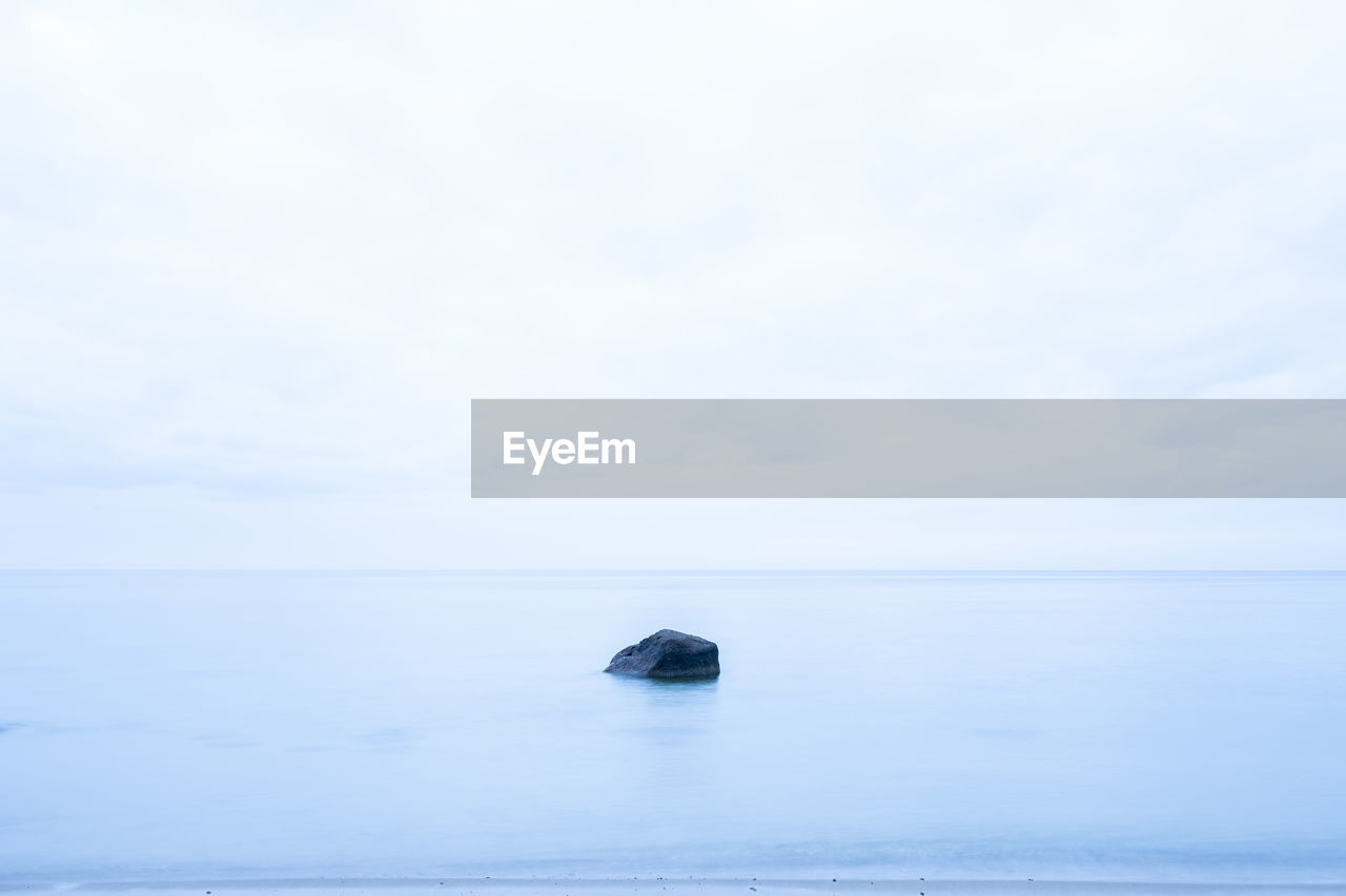 water, sea, sky, horizon over water, scenics - nature, beauty in nature, tranquility, horizon, tranquil scene, ocean, nature, no people, day, cloud, blue, idyllic, copy space, outdoors, coast, non-urban scene, waterfront, reflection, shore, land, remote, seascape, body of water