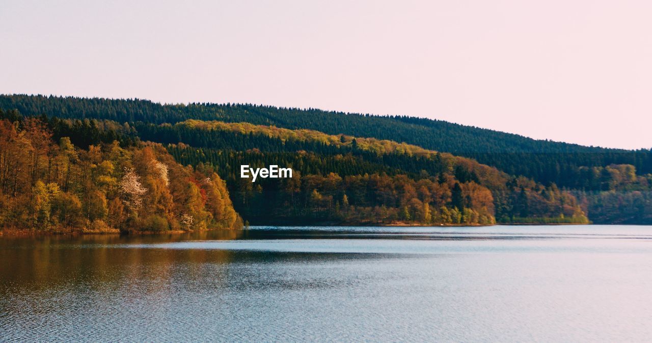 SCENIC VIEW OF LAKE AGAINST CLEAR SKY DURING AUTUMN