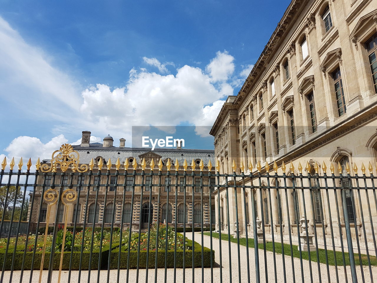 LOW ANGLE VIEW OF HISTORIC BUILDING AGAINST SKY