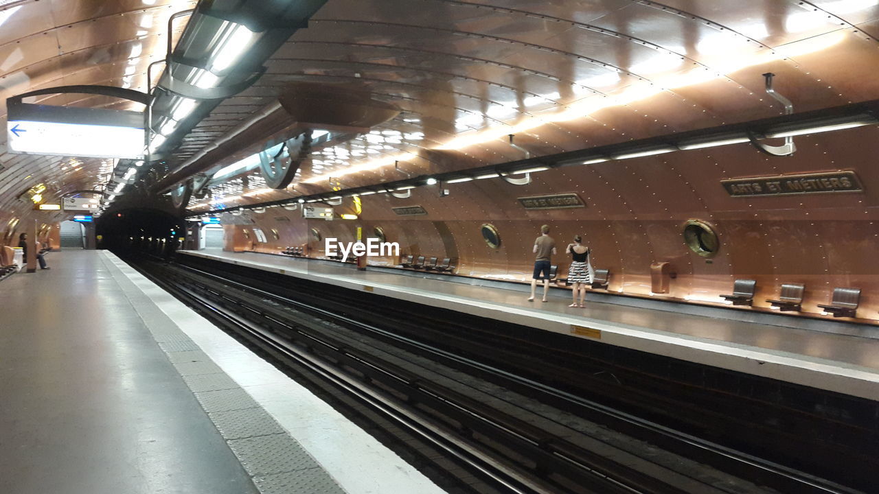 TRAIN PASSING THROUGH RAILROAD STATION PLATFORM