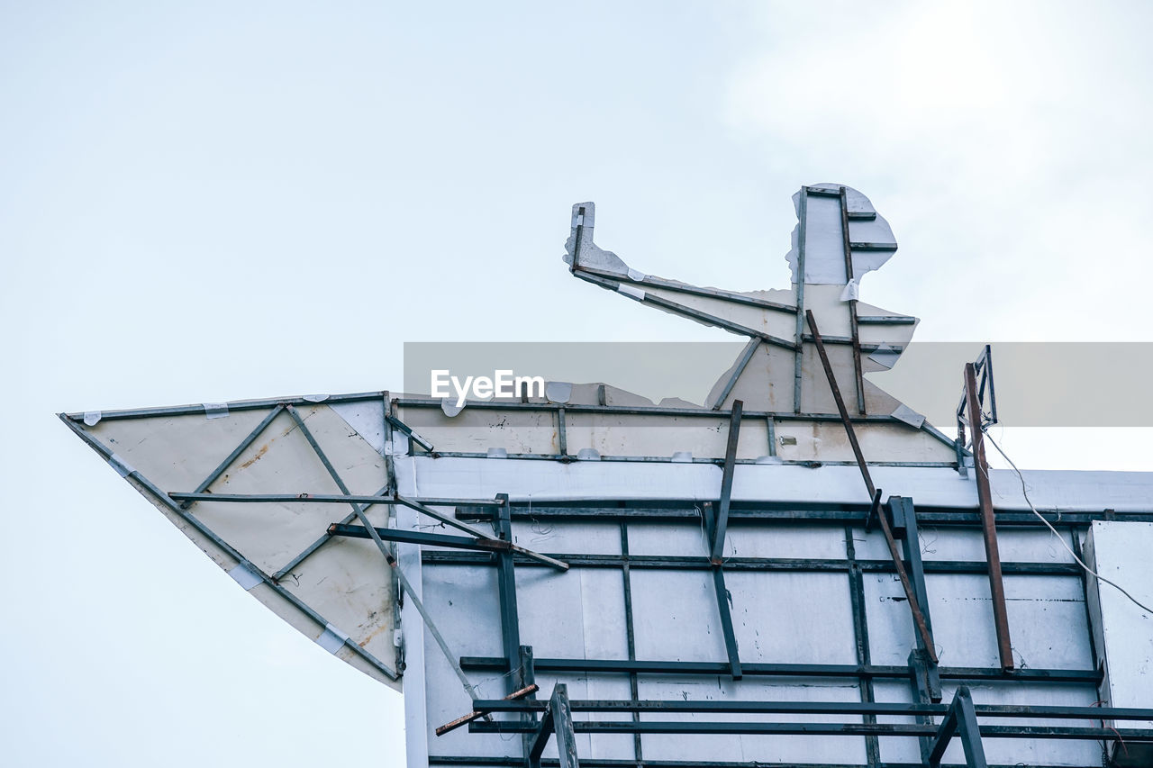 LOW ANGLE VIEW OF COMMUNICATIONS TOWER AGAINST CLEAR SKY