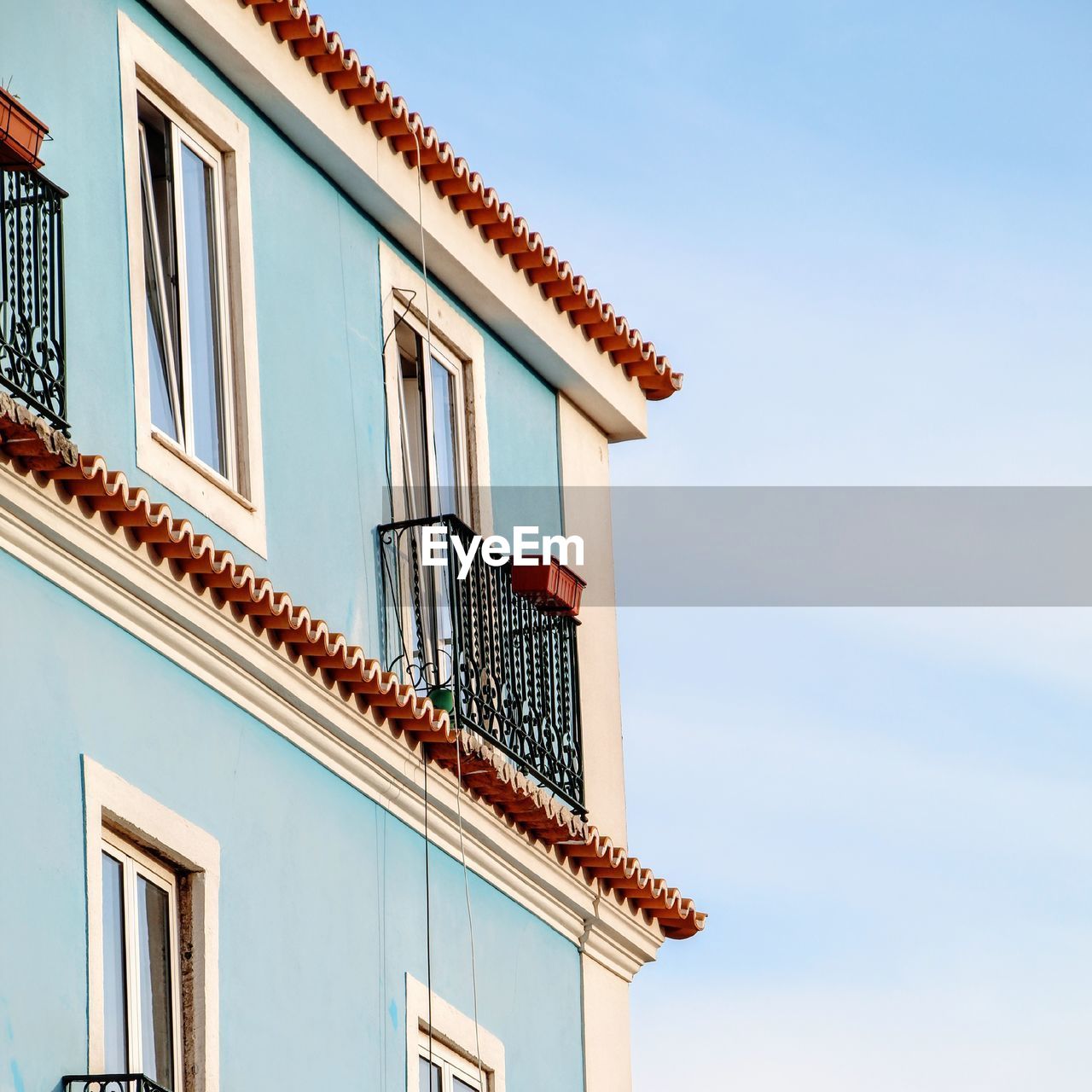 LOW ANGLE VIEW OF RESIDENTIAL BUILDING AGAINST SKY