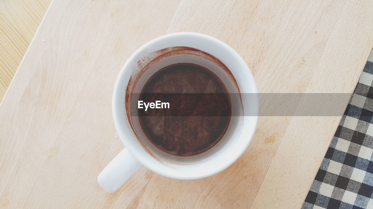 HIGH ANGLE VIEW OF TEA ON TABLE