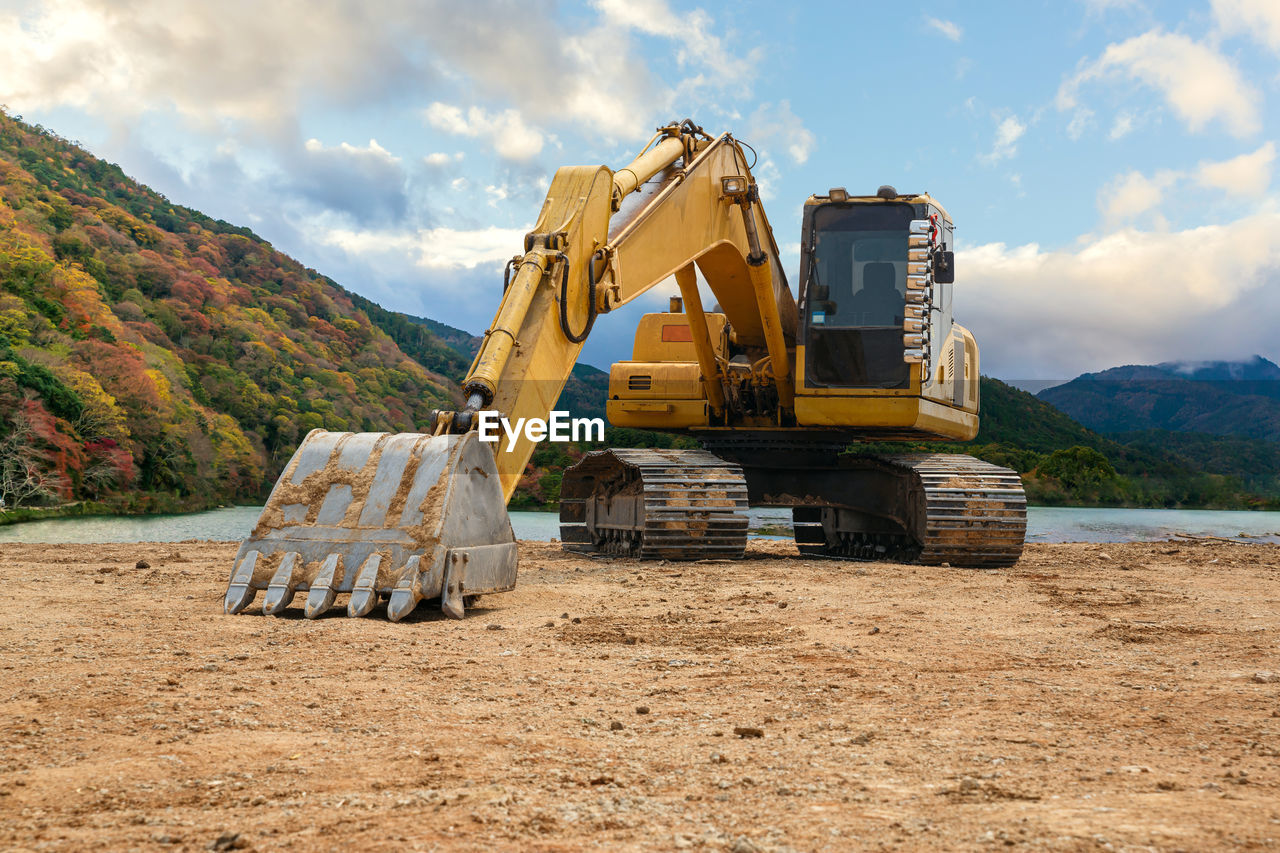 VIEW OF CONSTRUCTION SITE BY THE ROAD AGAINST SKY