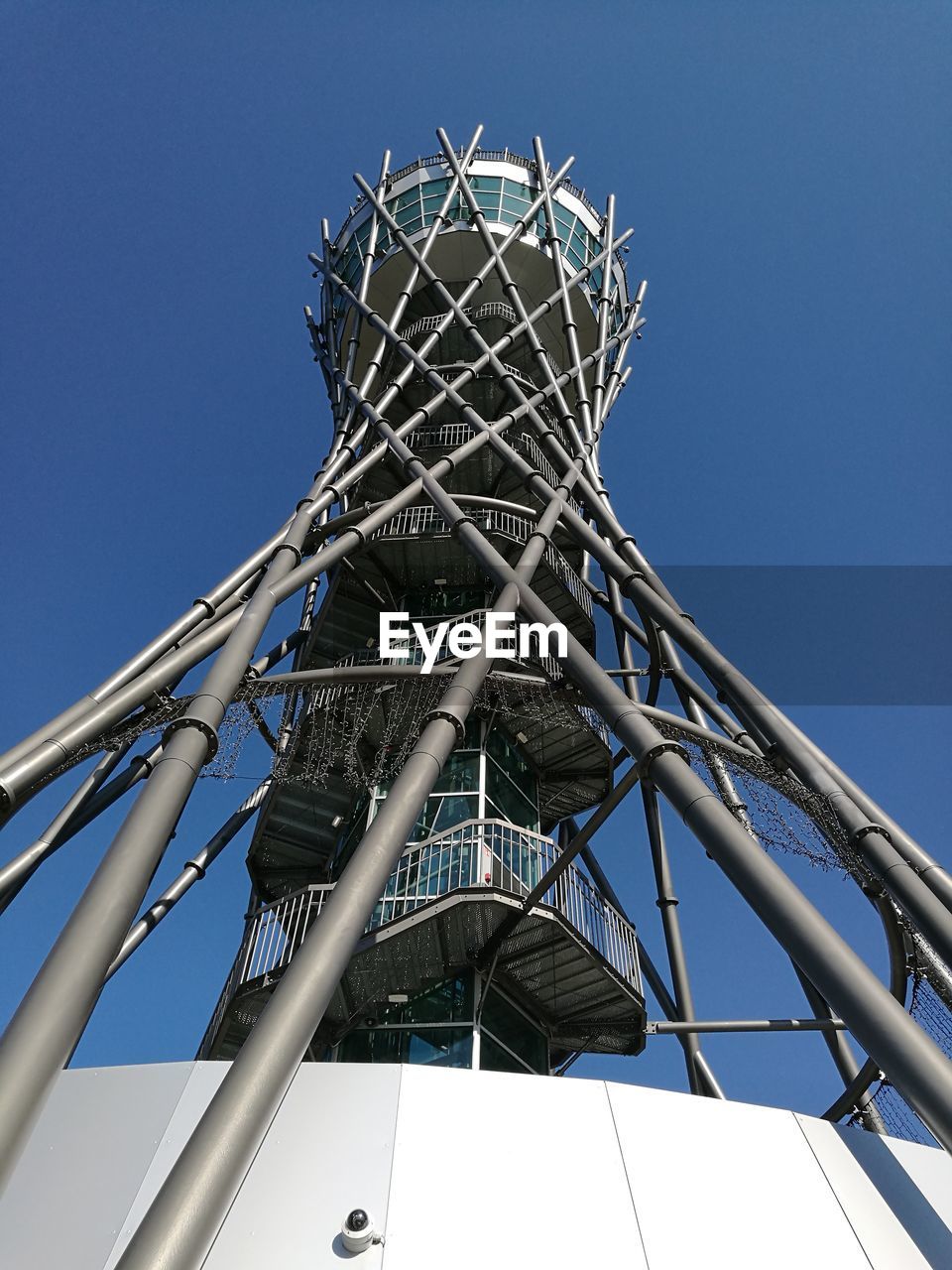 LOW ANGLE VIEW OF BUILT STRUCTURE AGAINST SKY