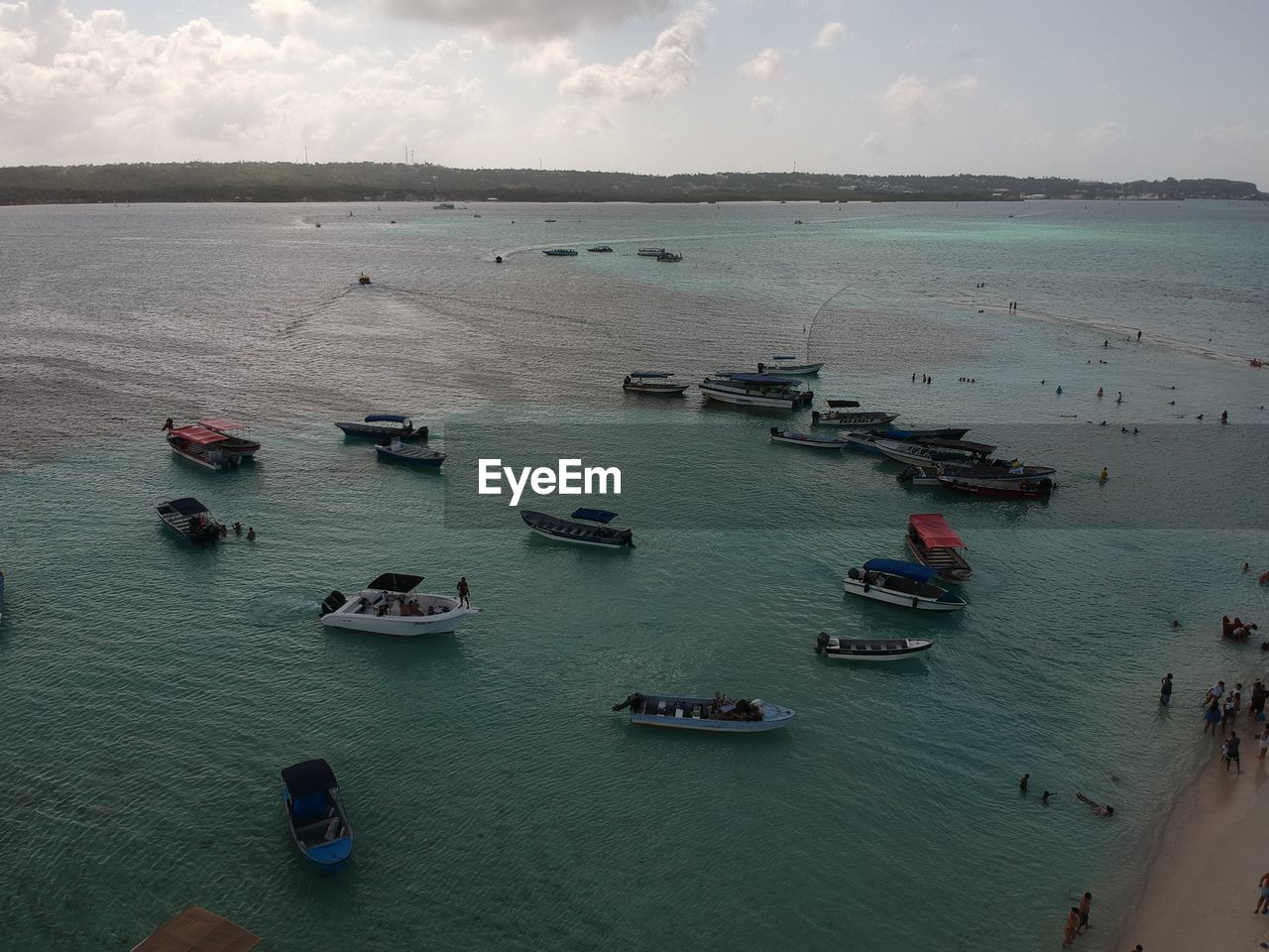 HIGH ANGLE VIEW OF BOATS ON SEA AGAINST SKY