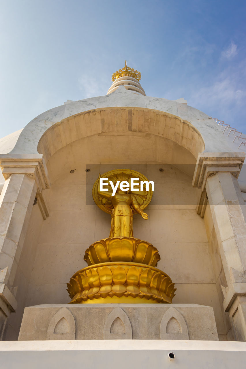 LOW ANGLE VIEW OF STATUE AGAINST SKY