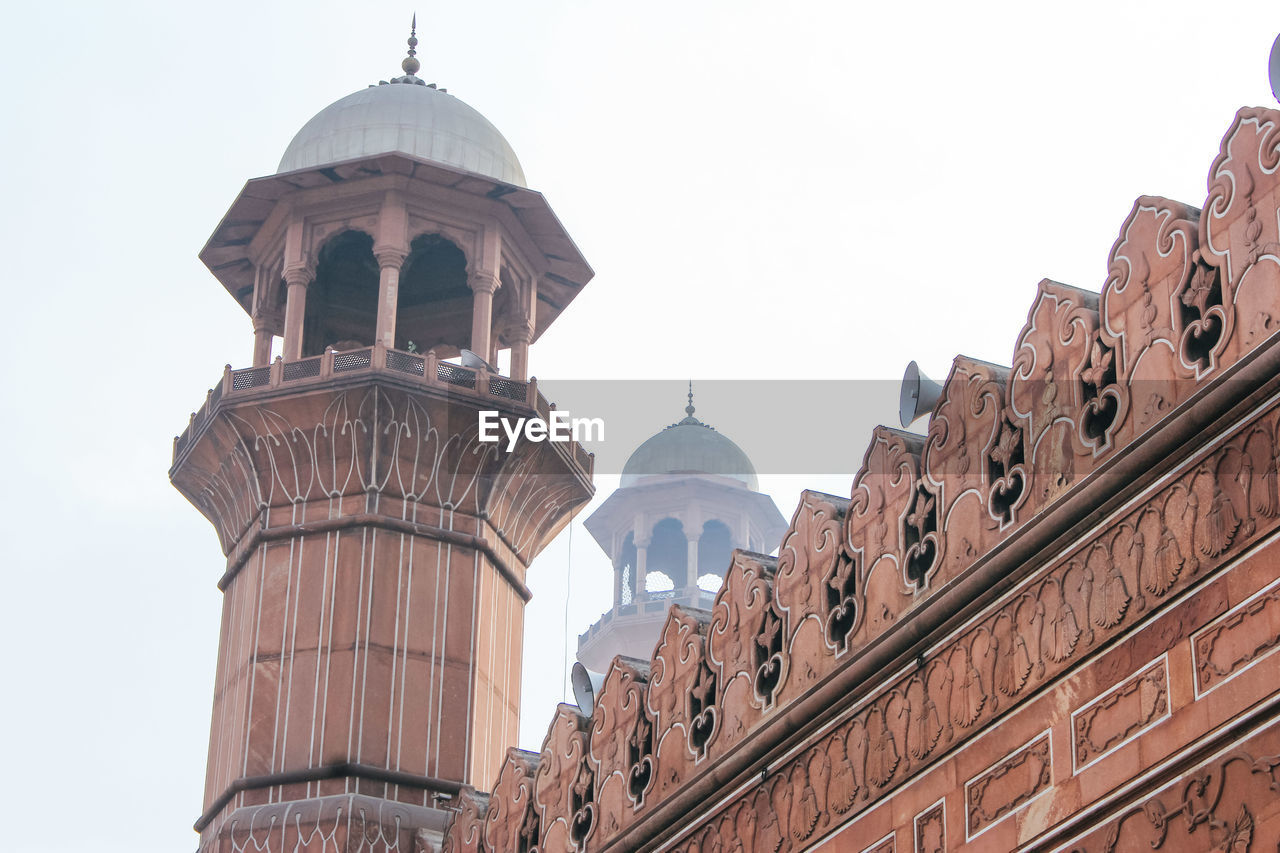 LOW ANGLE VIEW OF MOSQUE AGAINST SKY