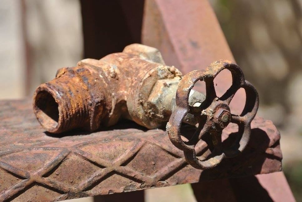 CLOSE-UP OF RUSTY METALLIC OBJECT