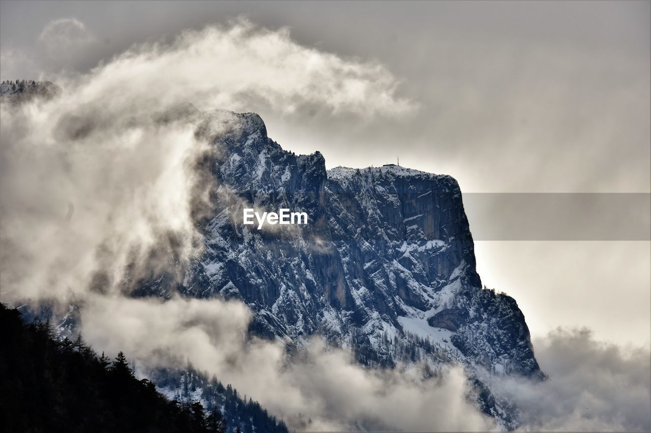 SCENIC VIEW OF MOUNTAIN RANGE AGAINST SKY