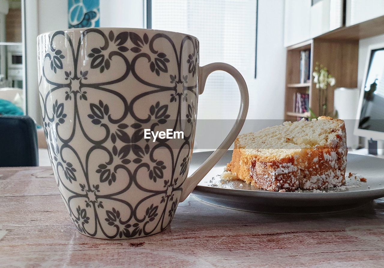 CLOSE-UP OF BREAD ON TABLE