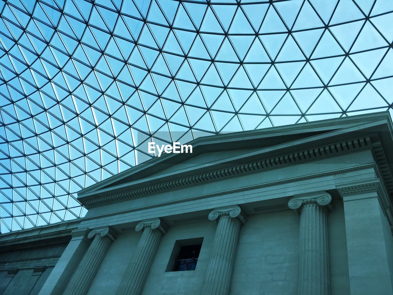 LOW ANGLE VIEW OF GLASS BUILDING AGAINST SKY