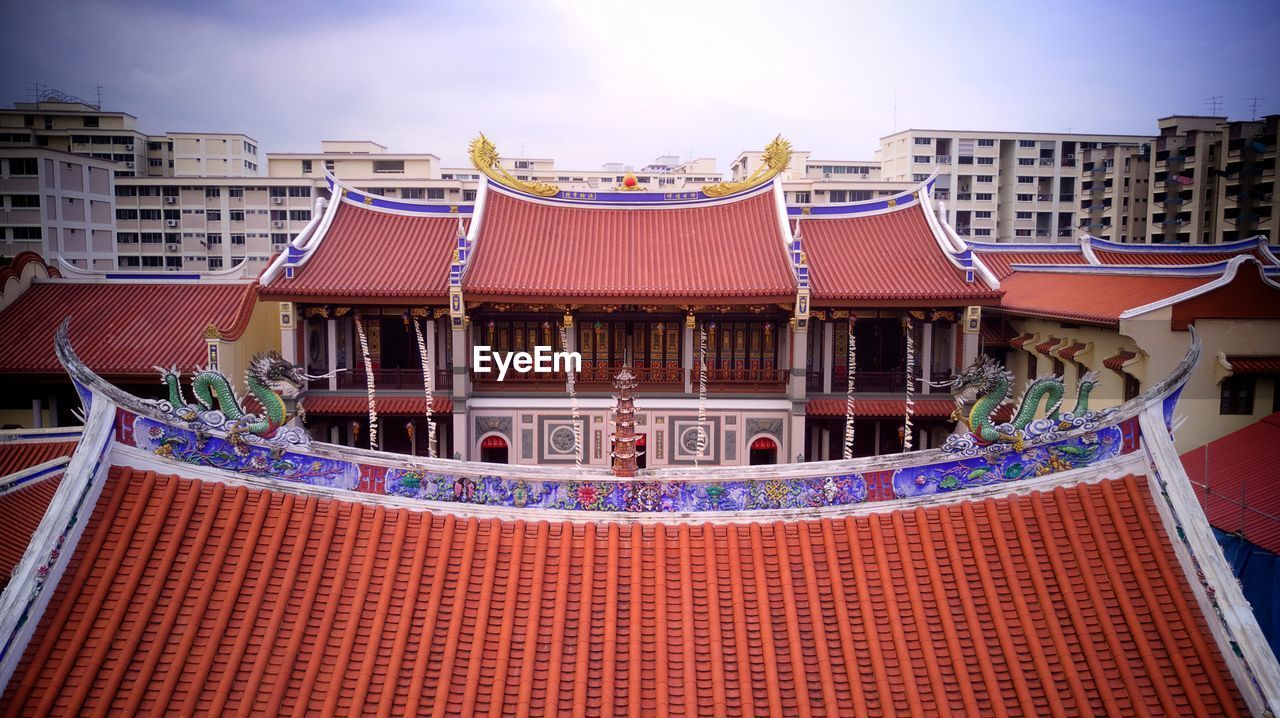 LOW ANGLE VIEW OF MULTI COLORED ROOF OUTSIDE BUILDING