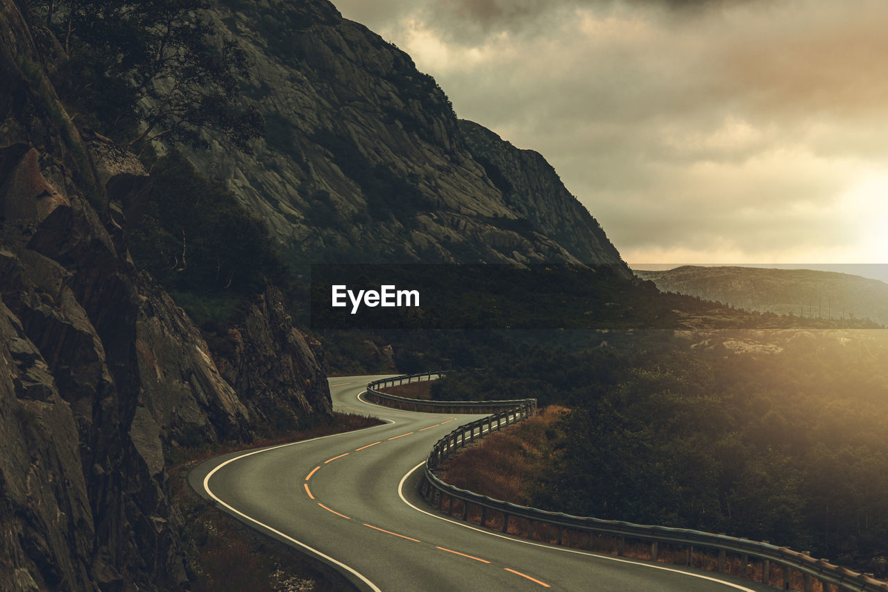 AERIAL VIEW OF ROAD ON MOUNTAIN AGAINST SKY