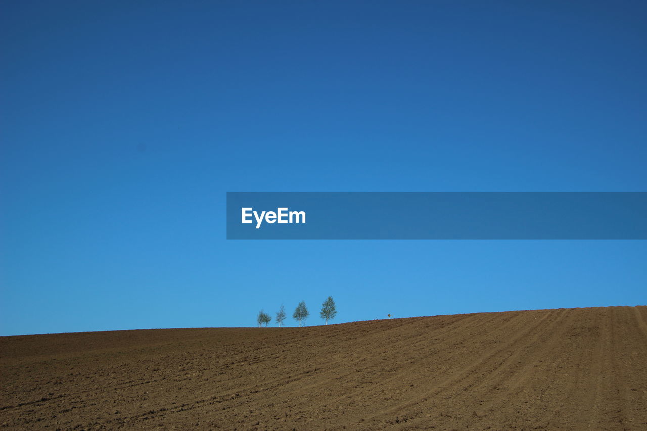 VIEW OF DESERT AGAINST CLEAR BLUE SKY