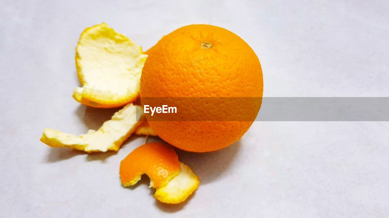 HIGH ANGLE VIEW OF ORANGE FRUITS