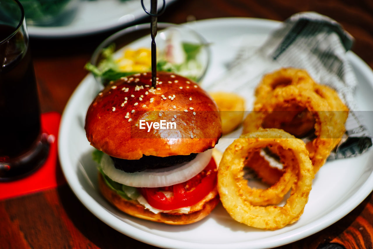 CLOSE-UP OF BURGER IN PLATE