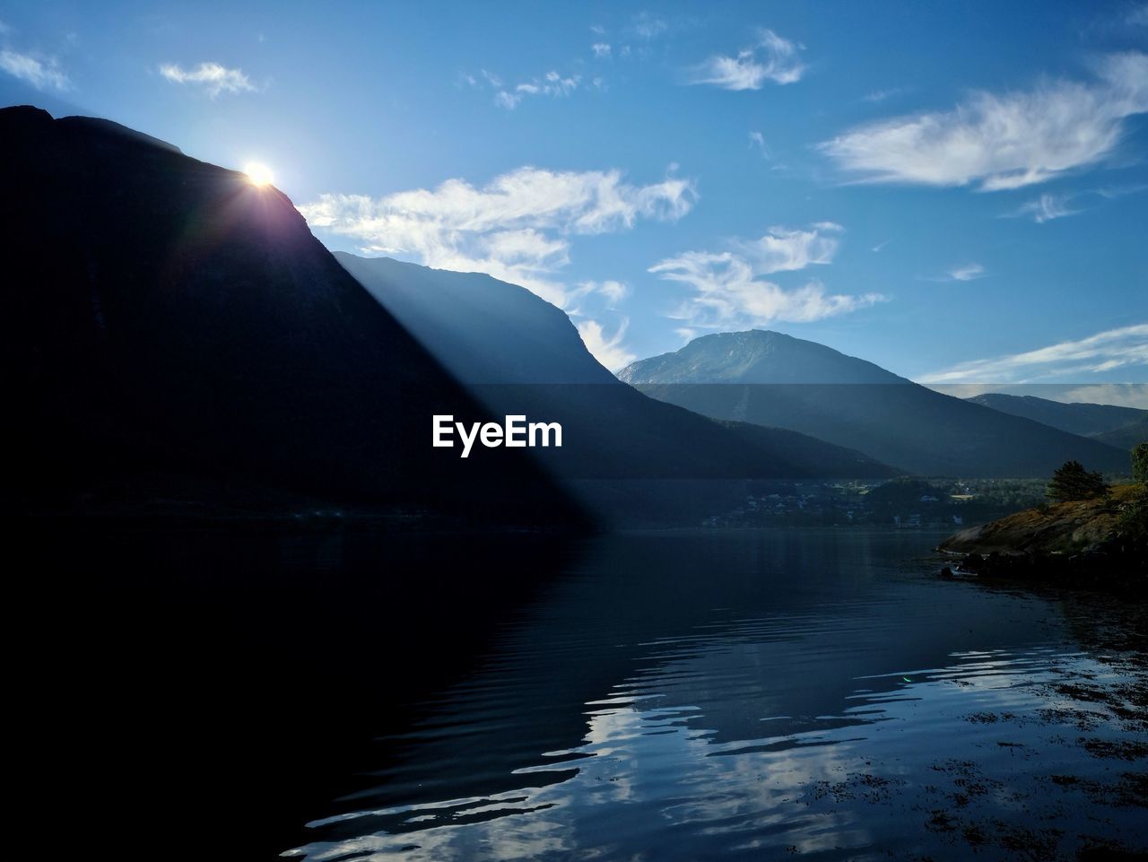 LAKE BY MOUNTAINS AGAINST SKY