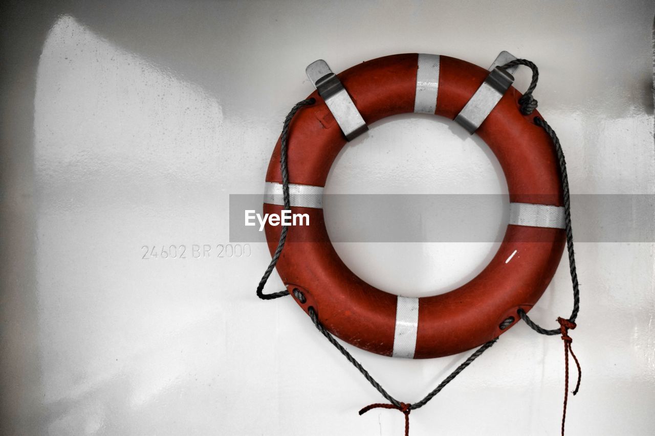 CLOSE-UP OF ROPE TIED ON WHITE BOAT