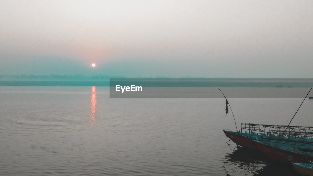 SCENIC VIEW OF SEA AGAINST SKY AT DUSK