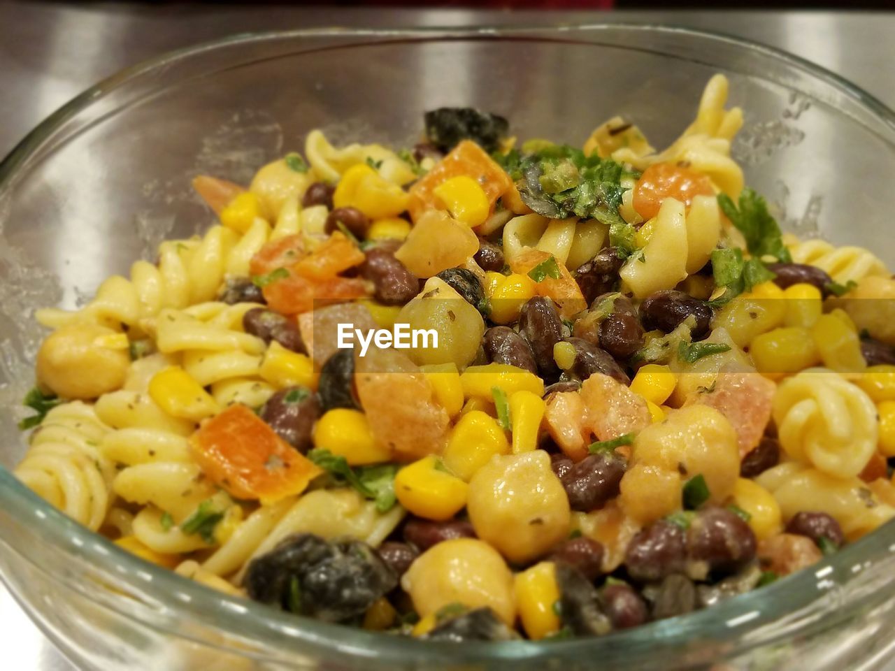 CLOSE-UP OF NOODLES IN BOWL