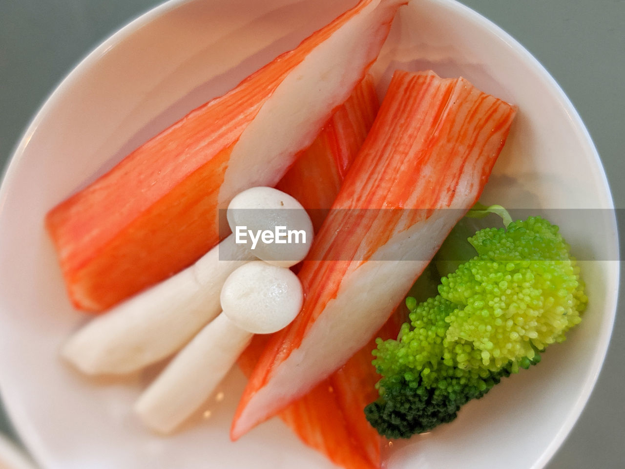 HIGH ANGLE VIEW OF CHOPPED VEGETABLES IN BOWL