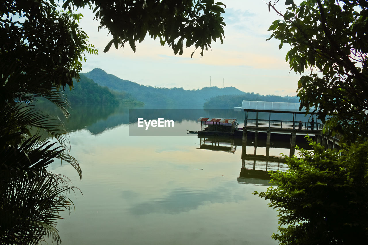 SCENIC VIEW OF LAKE AND TREES AGAINST SKY