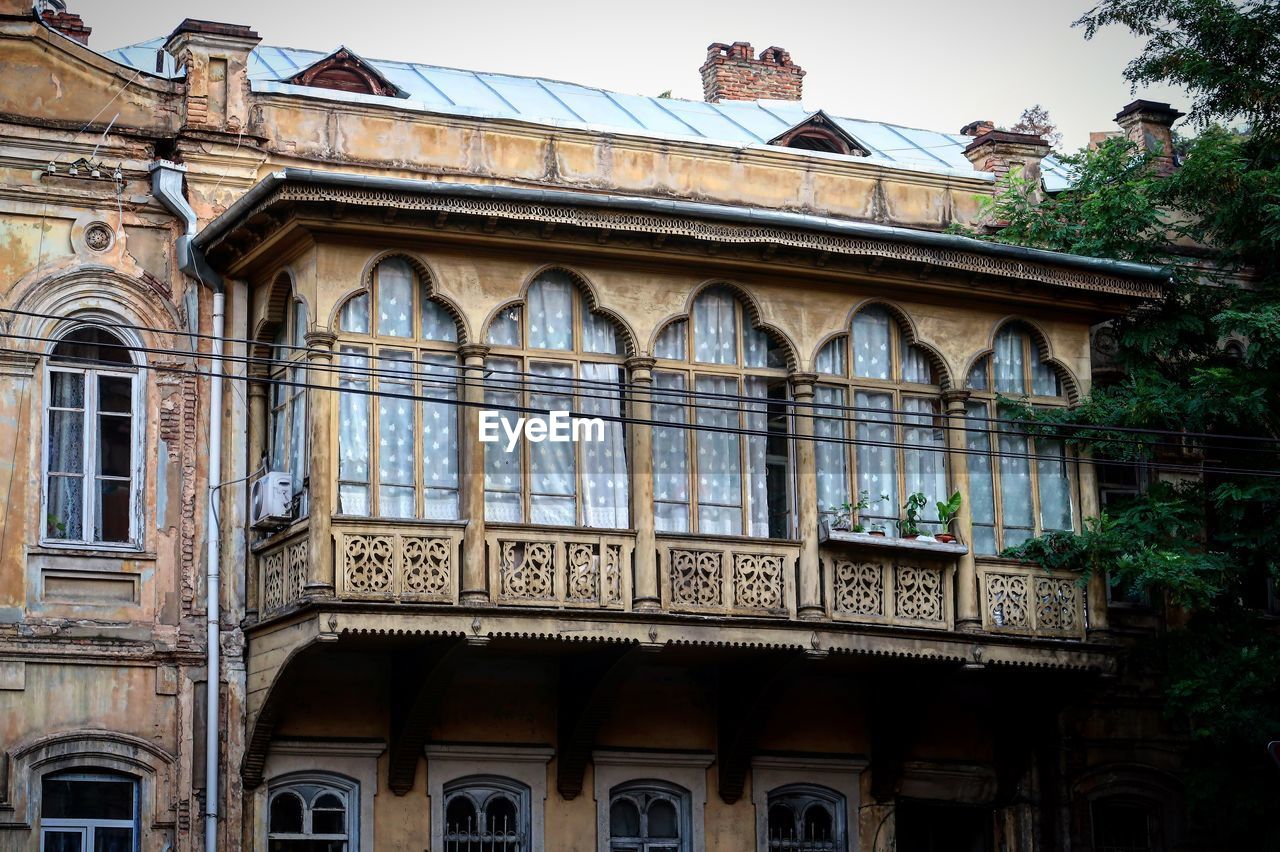 LOW ANGLE VIEW OF OLD BUILDING