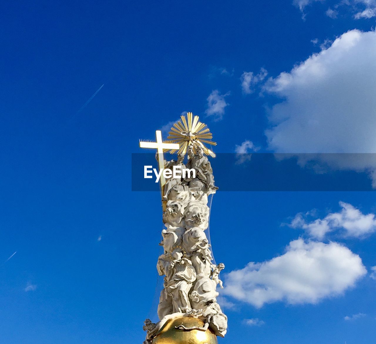 LOW ANGLE VIEW OF ANGEL SCULPTURE AGAINST SKY